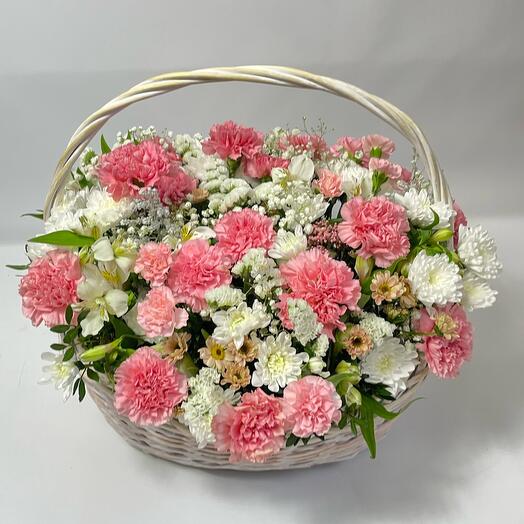 Basket with flowers pink