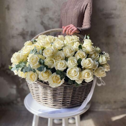 101 белая Роза с эвкалиптом в шикарной корзине