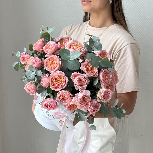 Peony-shaped roses in a box