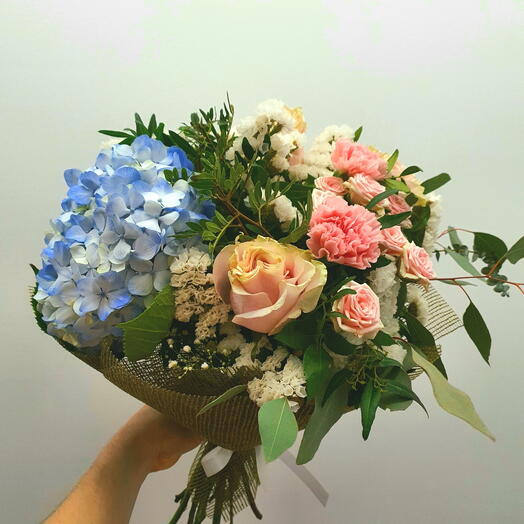 Ramo de hortensia y flores variadas