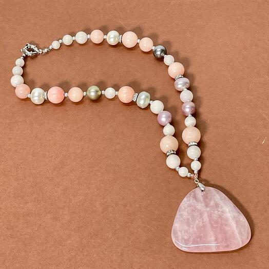 Колье бусы с розовым кварцем и Майоркой