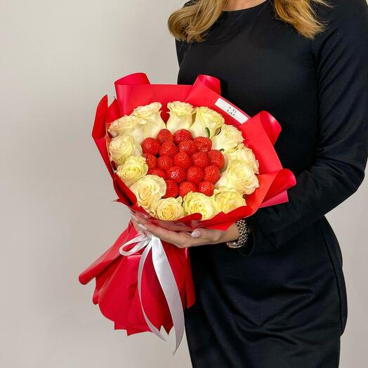 Букет S из клубники с белыми розами