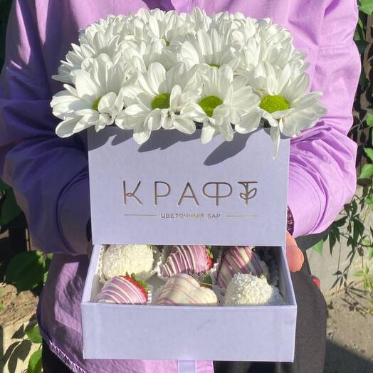 Шкатулка с хризантемами и клубникой в шоколаде purple