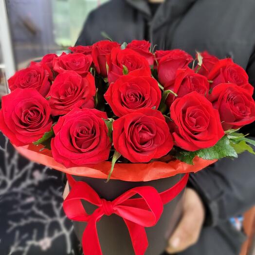Розы алые  в коробке