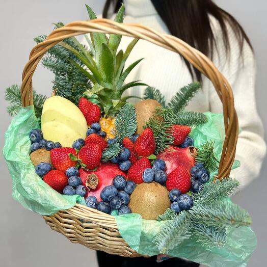 Корзина из фруктов и ягод
