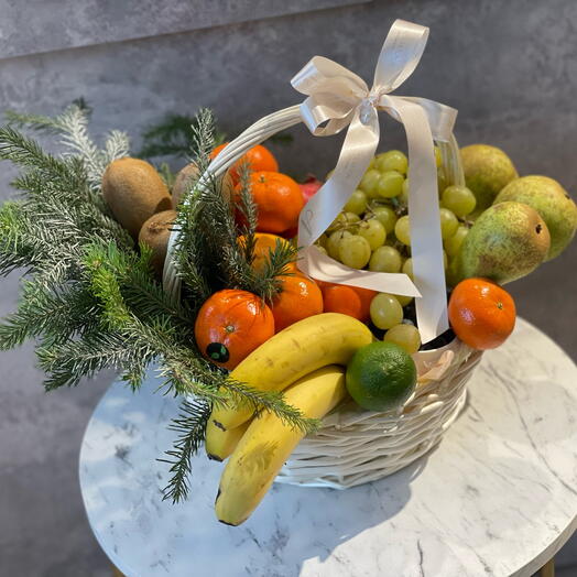 Корзина с фруктами и пихтой