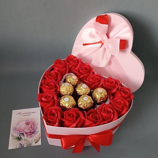 Подарочный набор из мыльных роз и Ферреро роше