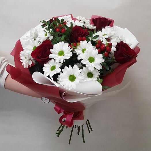 Красные розы с хризантемой