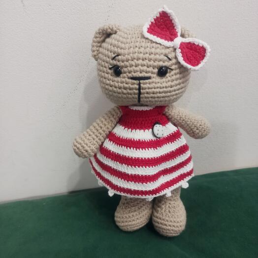 Вязанная игрушка кошка в платье
