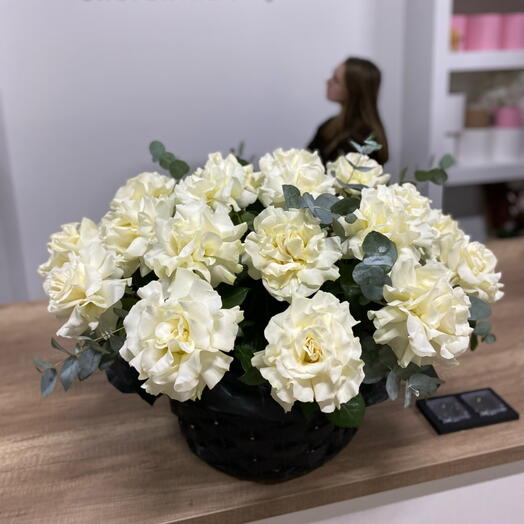Корзина с белыми кружевными розами