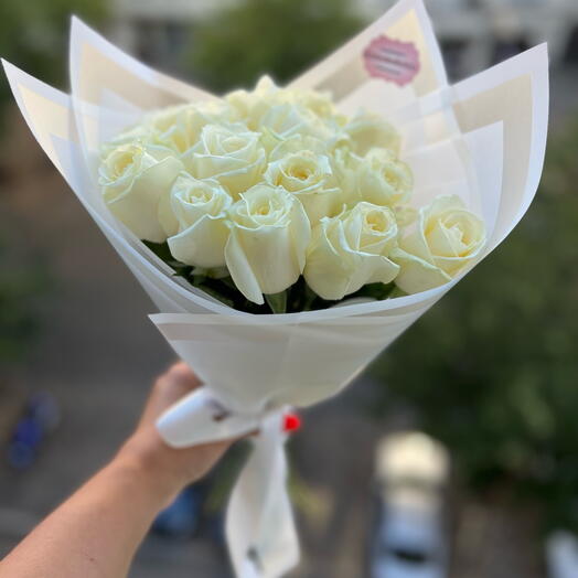 15 white roses