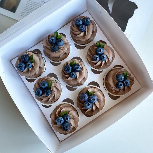 9 chocolate cupcakes with chocolate cream and fresh berries
