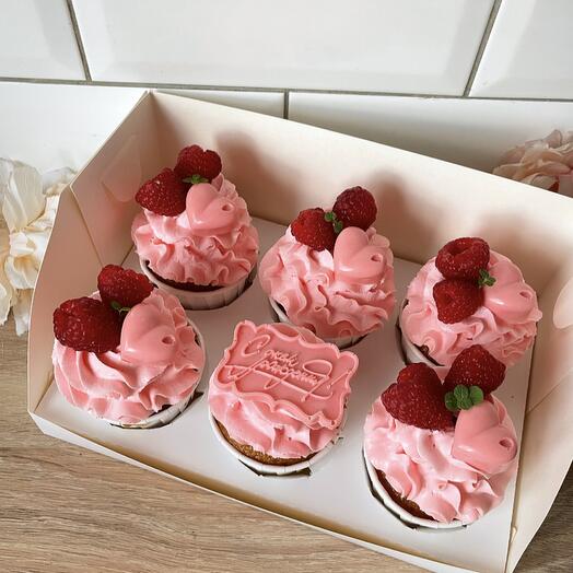 Розовые капкейки с малиной
