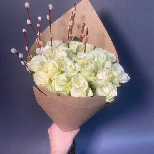25 белых роз с вербой