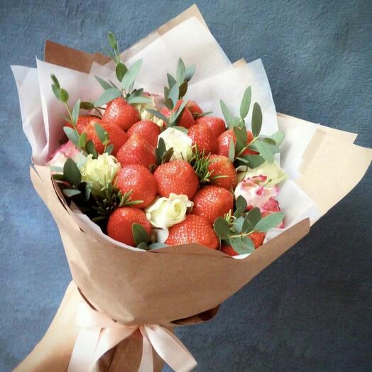 Bouquet of strawberries and flowers "Romance-2"