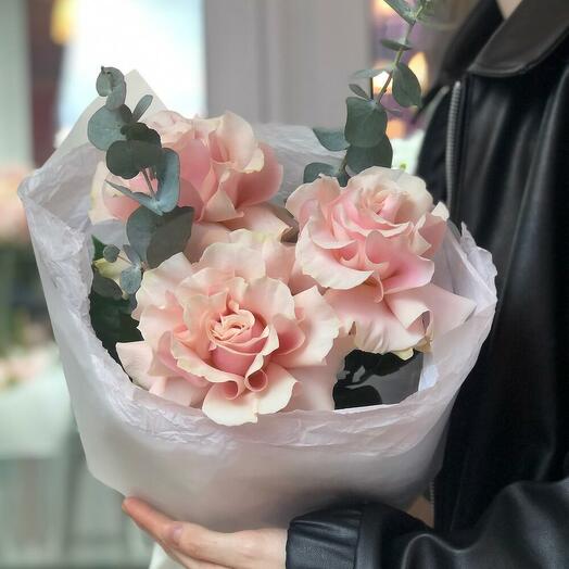 Tres rosas francesas con eucalipto