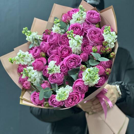 Матиолла с пионовидными кустовыми розами