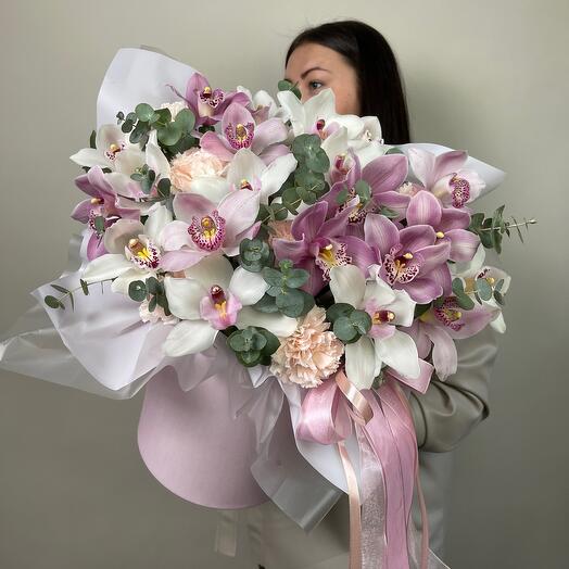 Delicate orchids with dianthuses