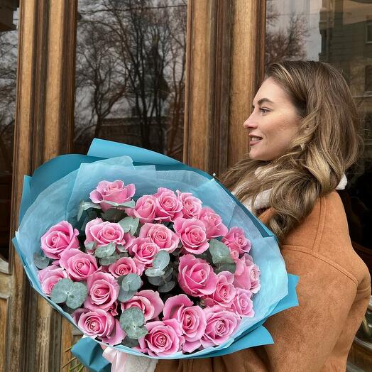 25 Розовых Роз 60см с Эвкалиптом