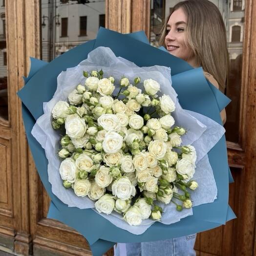 15 sprigs of bushy peony-shaped White Bombastic roses in a package as in the photo