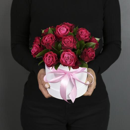15 rosas carmesí "Shangrila" en una Caja blanca