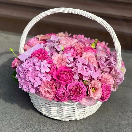 Изысканная корзина с розовыми цветами