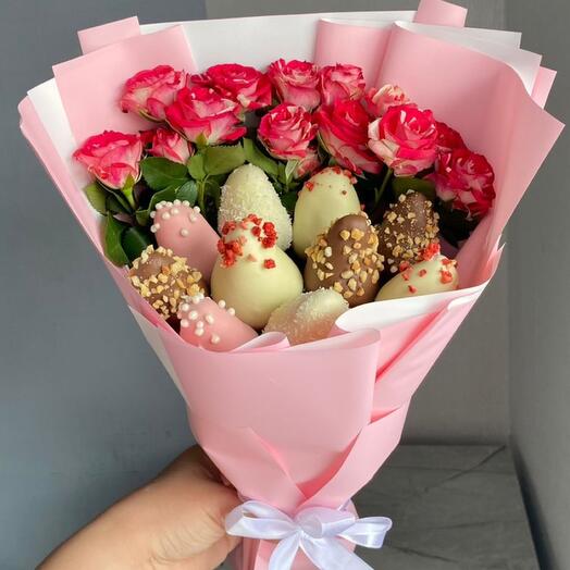 Букет з полуницею в шоколаді і трояндами
