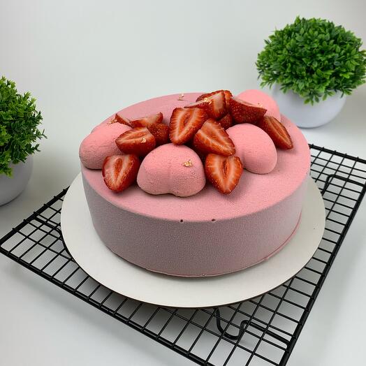 Муссовый торт с розовым велюром, муссовыми сердечками и клубникой