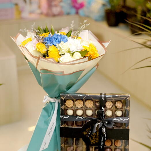 Mix roses bouquet with Box chocolate