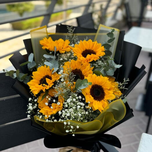 Elegant sun flowers bouquet