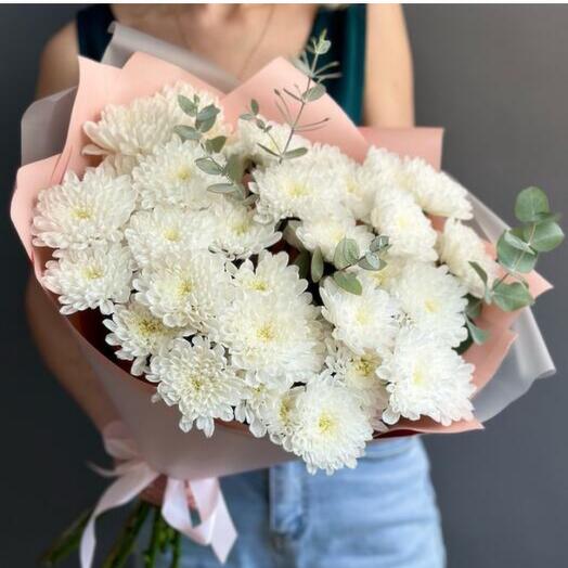 Букет из кустовой хризантемы с эвкалиптом Нежность прикосновения