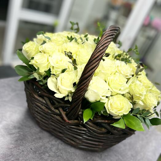 Корзина с белыми розами