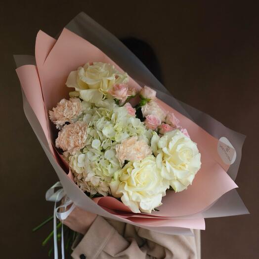 Букет с белыми французскими розами, гортензией, гвоздиками