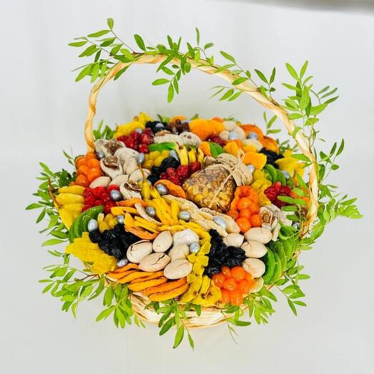 Съедобный подарок корзина сухофруктов с орехами