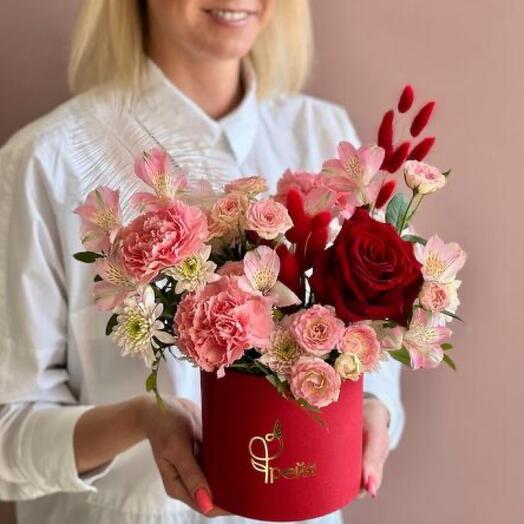 Arreglo en una Caja con una rosa roja y una pluma