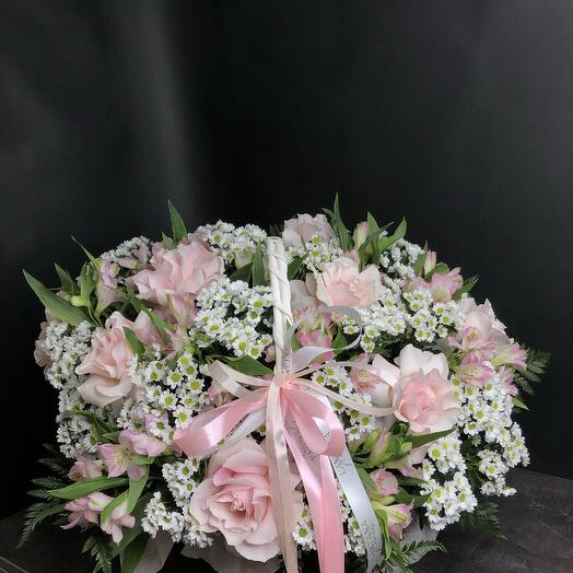 Огромная корзина с ромашками, французскими розами и альстромериями «Шалость удалась»