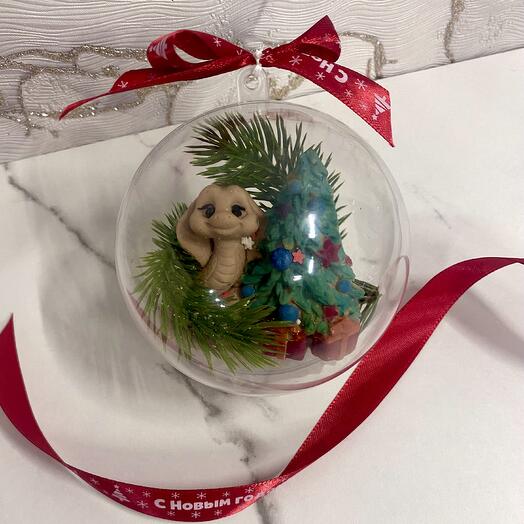 Новогодний шар с шоколадной игрушкой