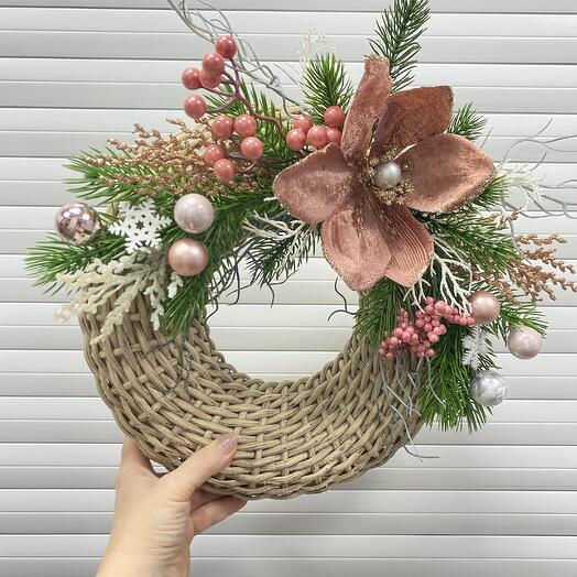 Новогодний венок с цветами