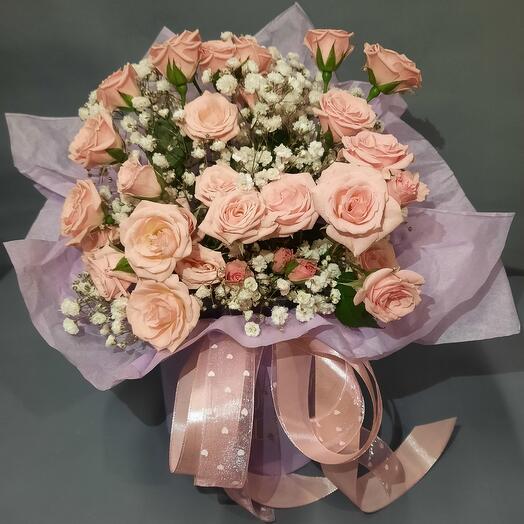 Composición de rosa de arbusto y gypsophila resistente