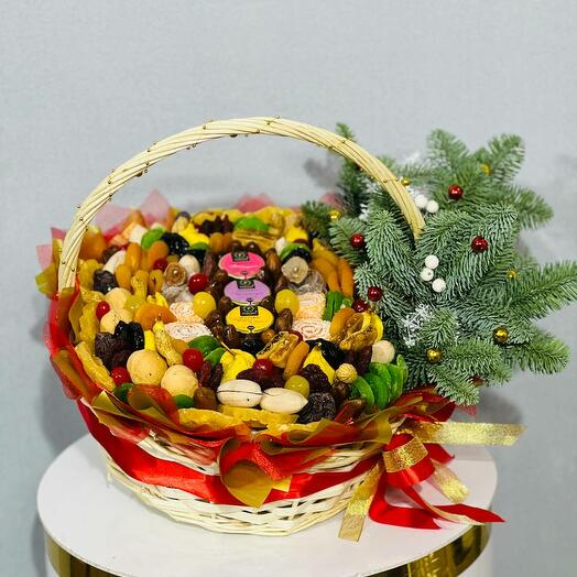 Новогодний подарок огромная корзина с сухофруктами орехами и медом