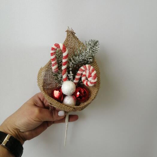 Хвойная ветка с двумя леденцами