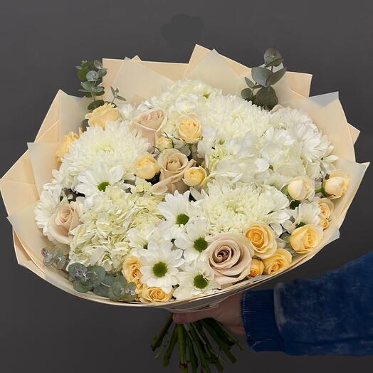 HYDRANGIA SPERY ROSES  CHRYSANTHIUM IN A BQT