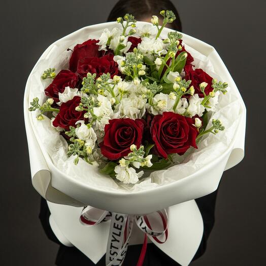 Авторский букет "Gracy red and white" с кустовой маттиоллой
