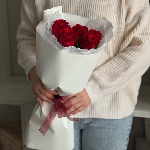 5 red roses in the decoration