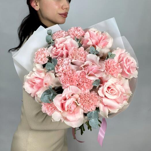 Сборный букет из розовых Французских роз и диантусов 💞