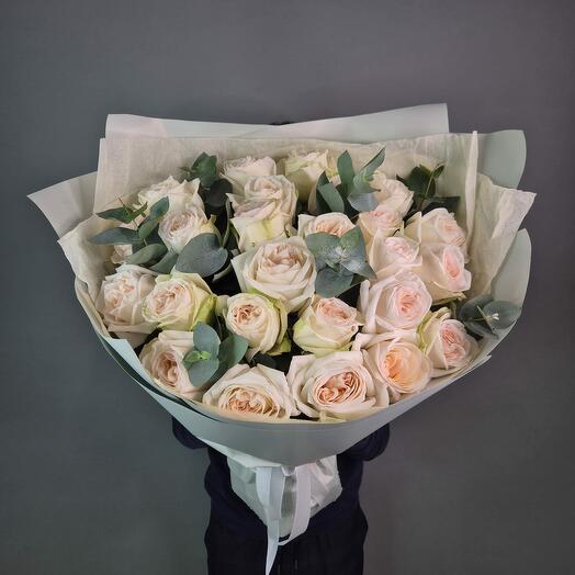 Букет из 25 ароматных пионовидных роз white o hara с эвкалиптом