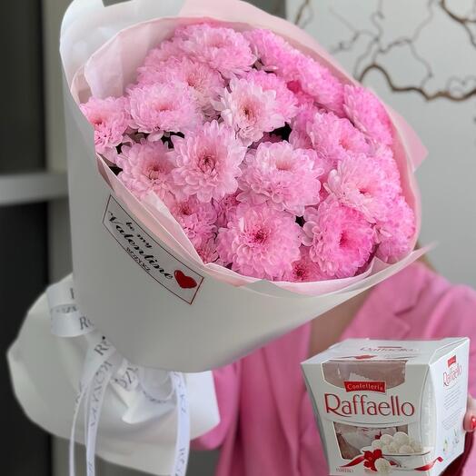 Комбо букет из 5 хризантем и Raffaello