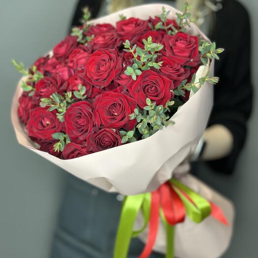 Arbustos de rosas rojas con eucalipto en un diseño delicado "Ciudadano"