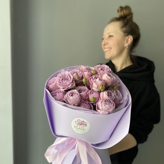 Rosas de arbusto de lavanda en un paquete elegante