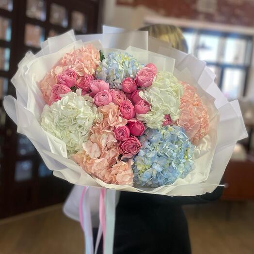 🎁Авторский букет «Шёпот сердца» с кустовыми розами и гортензией